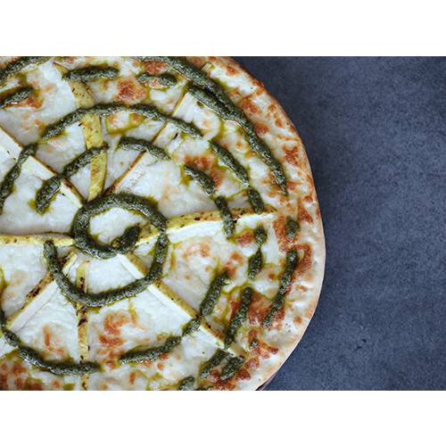 تشيكن بيستو بيتزا