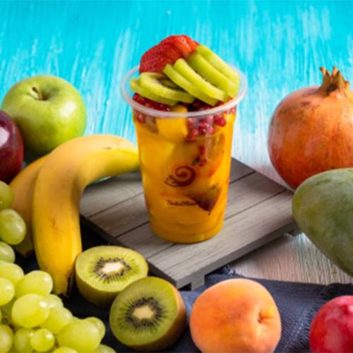 سلطة فواكه مع عصير مانجو