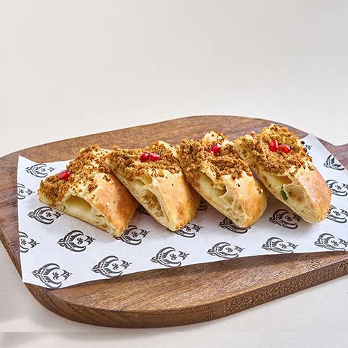 لحم بالعجين محشو بجبنة عكاوي