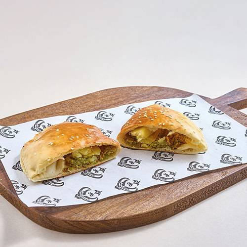 فطائر فلافل وبطاطا مقلية مع صوص طحينة