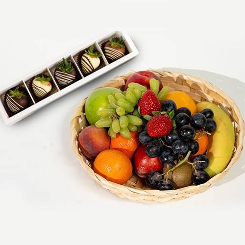 سلة فواكه 2.5كجم مع علبة فراولة مع شوكولاتة 5قطع