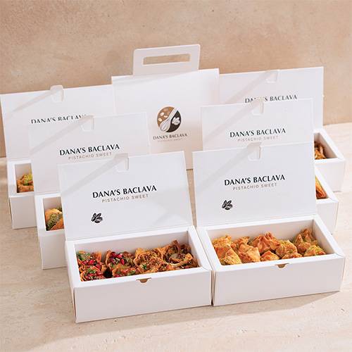 بوكس صغير موالح او حلويات يكفي لشخص واحد