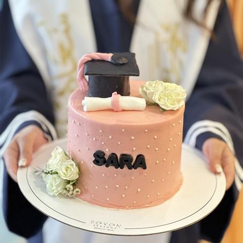 كيكة التخرج وردية