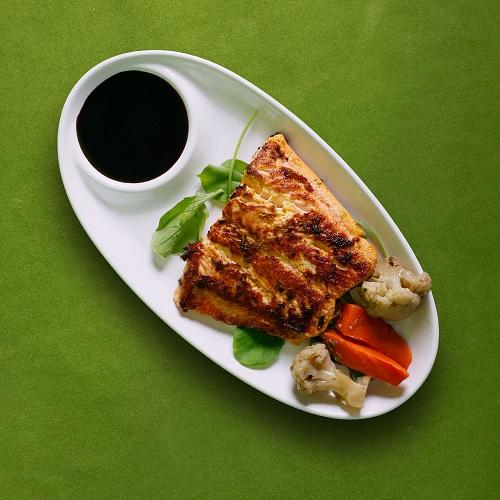 وجبة سيبايس مشوي بصوص العسل والليمون