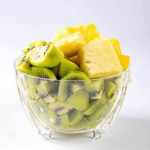 قطع اناناس مع كيوي