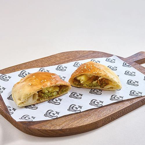 فطائر فلافل وبطاطا مقلية مع صوص طحينة