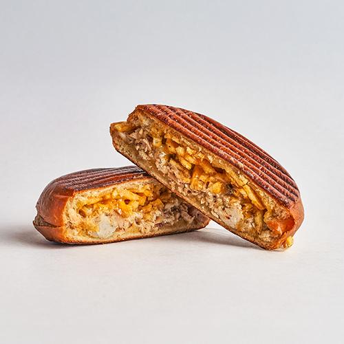 ساندويتش دجاج مسحب مع بطاطا ستيكس توباسكو